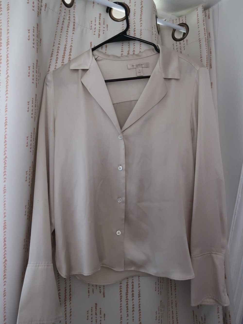 Banana Republic 100% Silk Button-Down Blouse in Light Beige/ cream